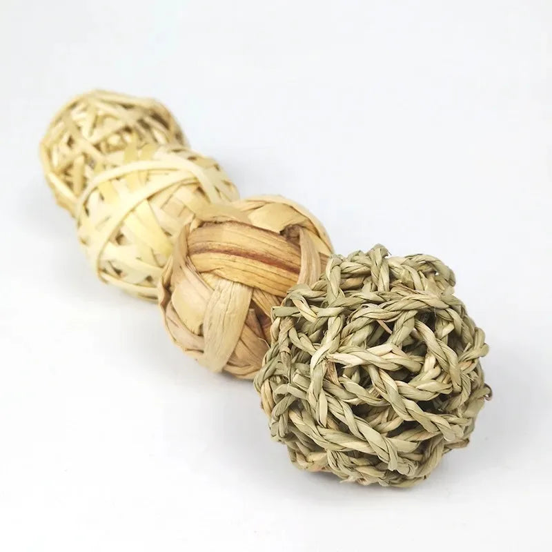 Natural Grass Chewing Ball Braided Small Animal Toy for Guinea Pigs Hay &